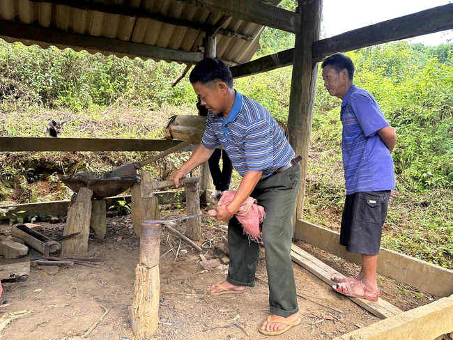 Tủa Chùa: Nghề rèn của người Mông được công nhận di sản văn hóa phi vật thể Quốc gia   - Ảnh 3.