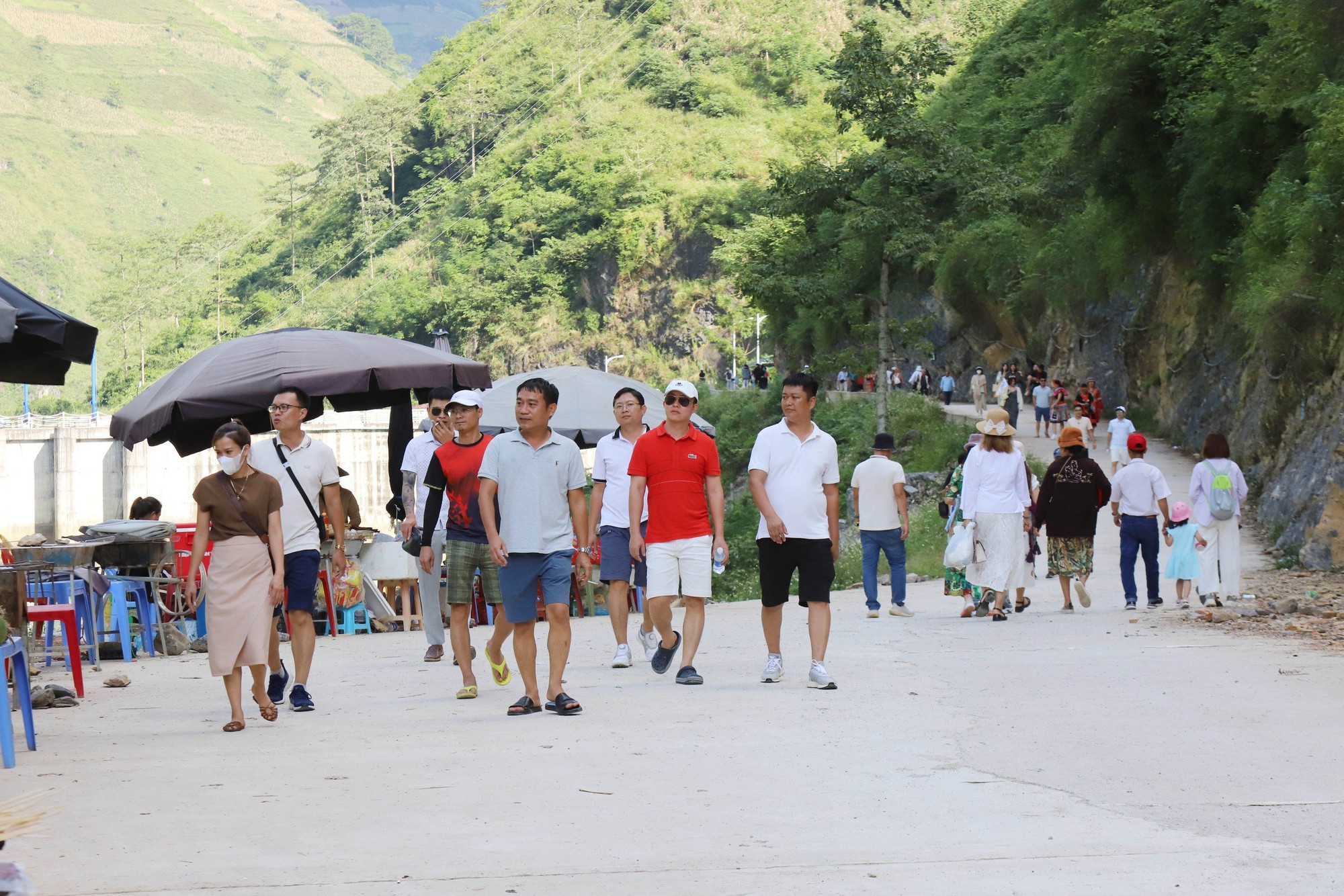 Chuyển đổi số góp phần phát triển du lịch ở huyện vùng cao Hà Giang - Ảnh 2.