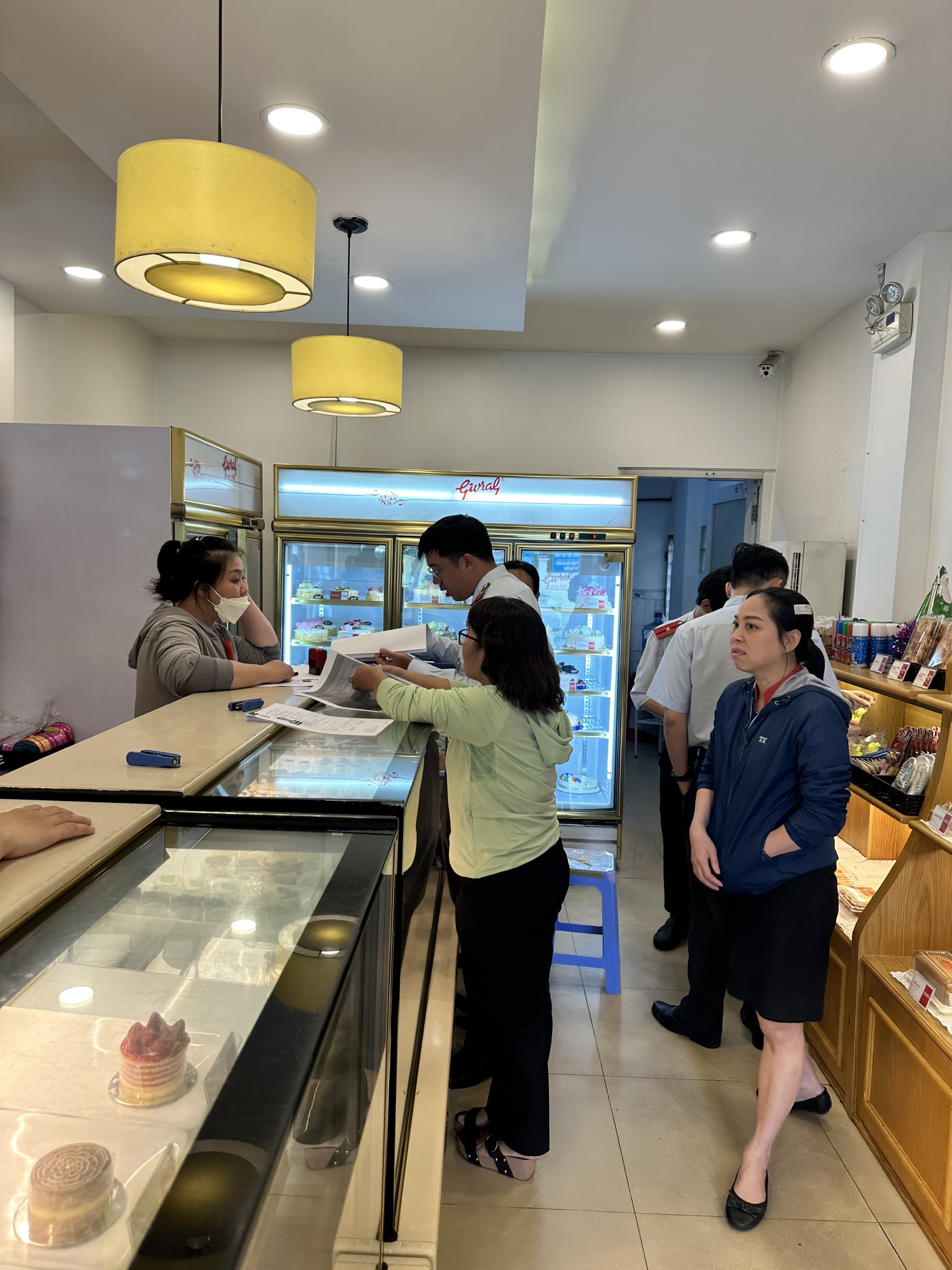 Chưa phát hiện vi phạm tại cửa hàng bánh Givral ở Bình Thạnh sau vụ bé gái 6 tuổi tử vong nghi ngộ độc - Ảnh 1.