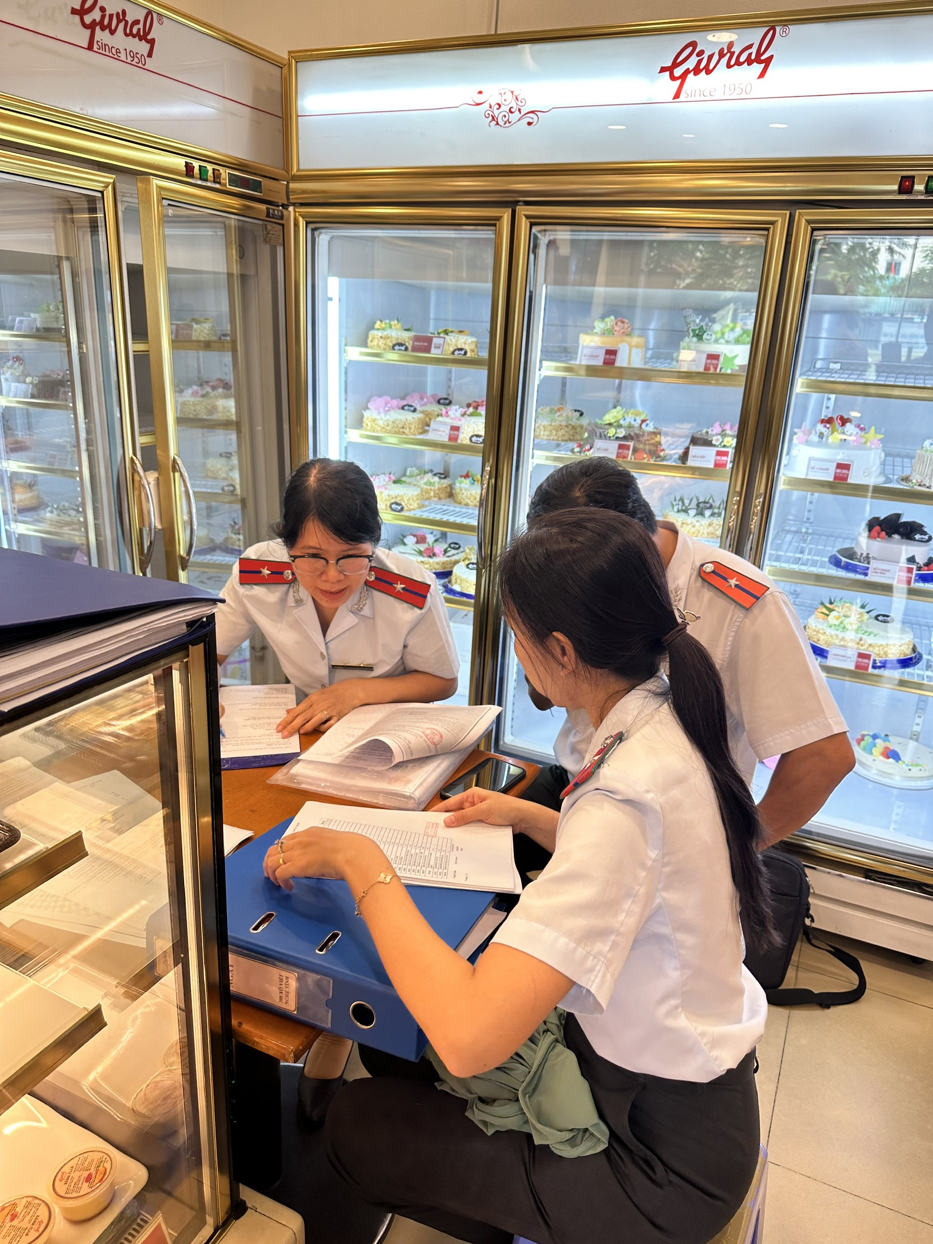 Chưa phát hiện vi phạm tại cửa hàng bánh Givral ở Bình Thạnh sau vụ bé gái 6 tuổi tử vong nghi ngộ độc - Ảnh 2.