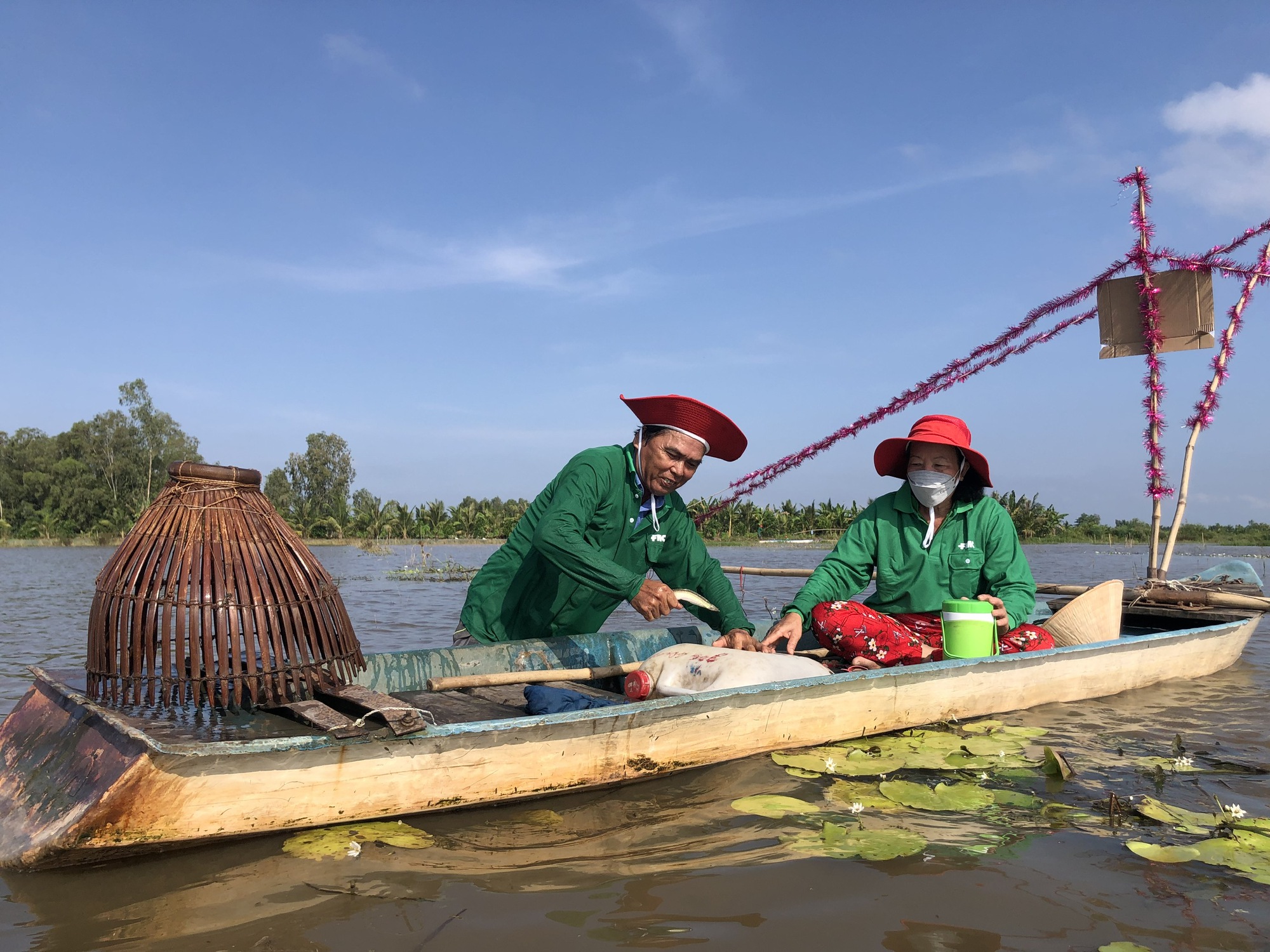 Độc lạ: Nông dân thi đẩy côn bắt cá mùa nước nổi ở miền Tây - Ảnh 2.