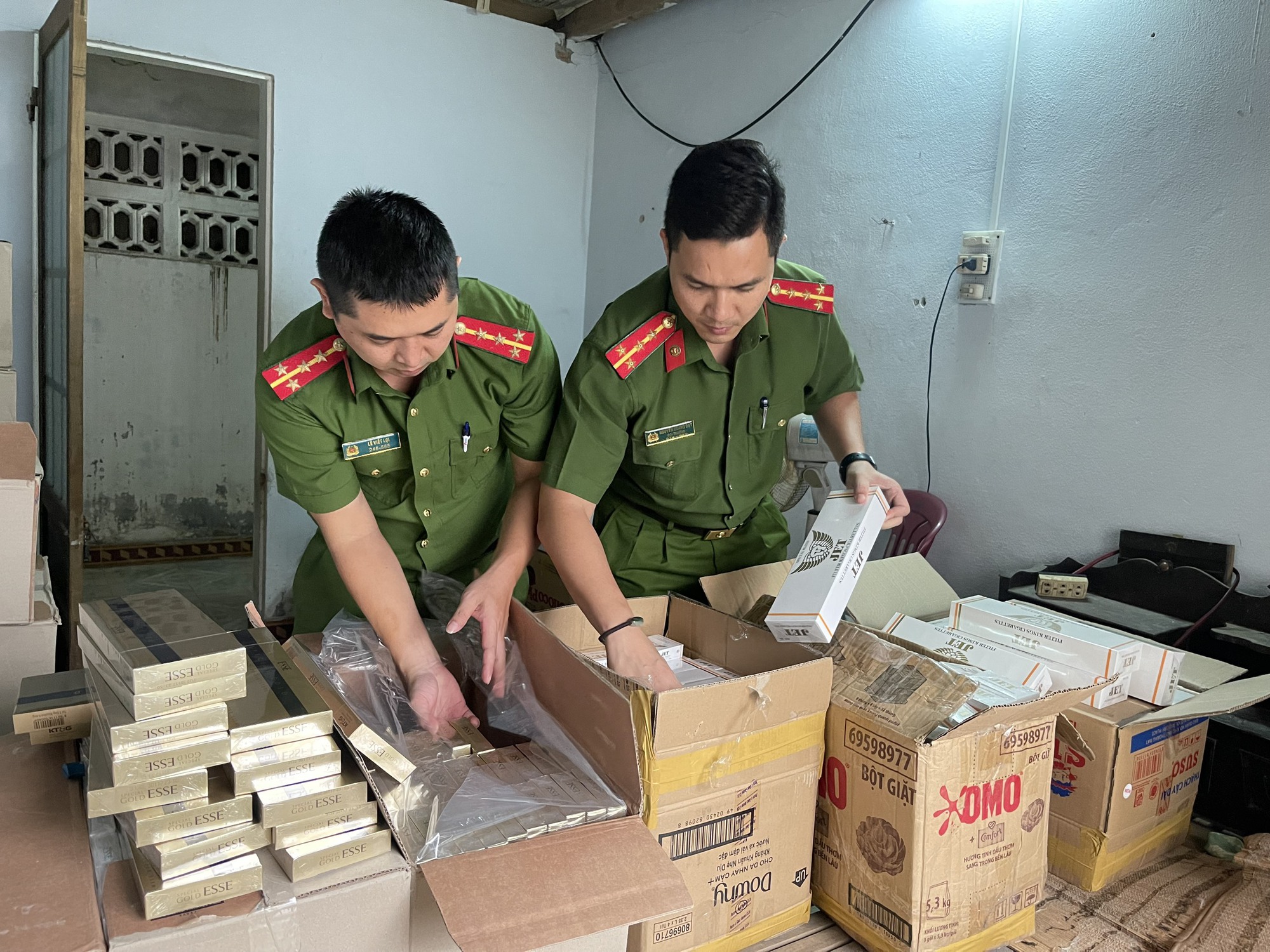 TT-Huế: Tạm giữ hình sự đối tượng tàng trữ 13.000 bao thuốc lá nhập lậu - Ảnh 2.