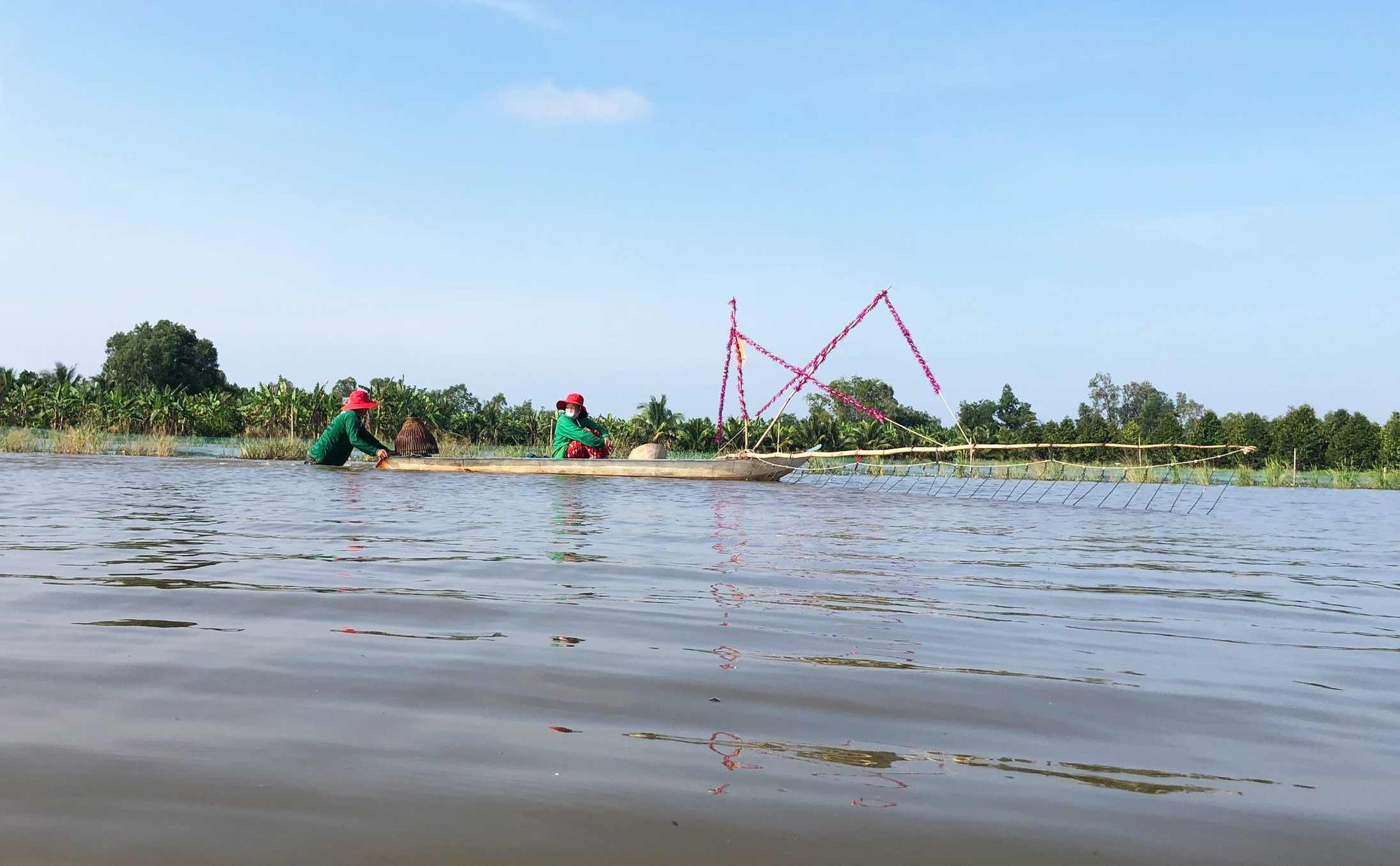 Độc lạ: Nông dân thi đẩy côn bắt cá mùa nước nổi ở miền Tây - Ảnh 4.
