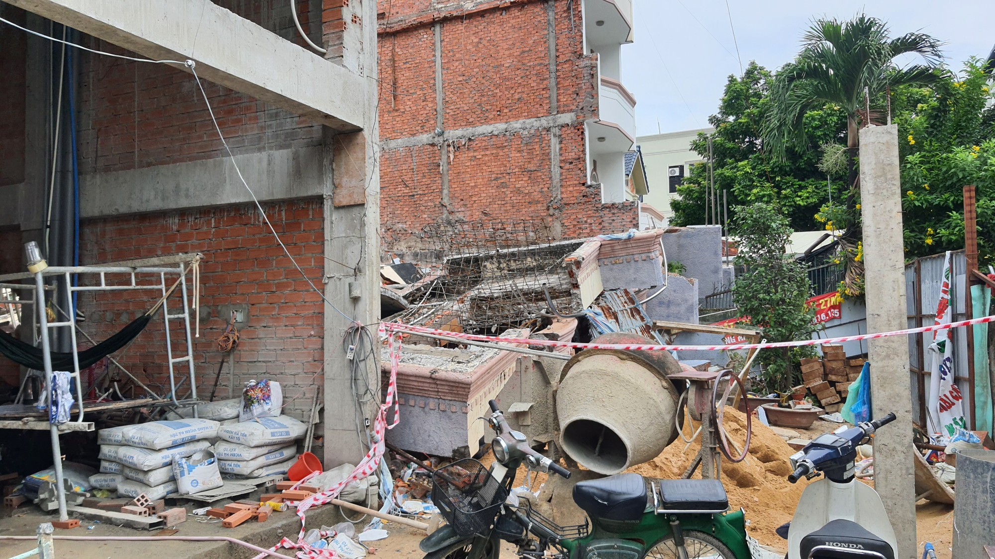 Vụ căn nhà ở Bình Thạnh, TP.HCM bị sập, vùi lấp nhiều người: Căn nhà bên cạnh cũng bị nghiêng - Ảnh 1.