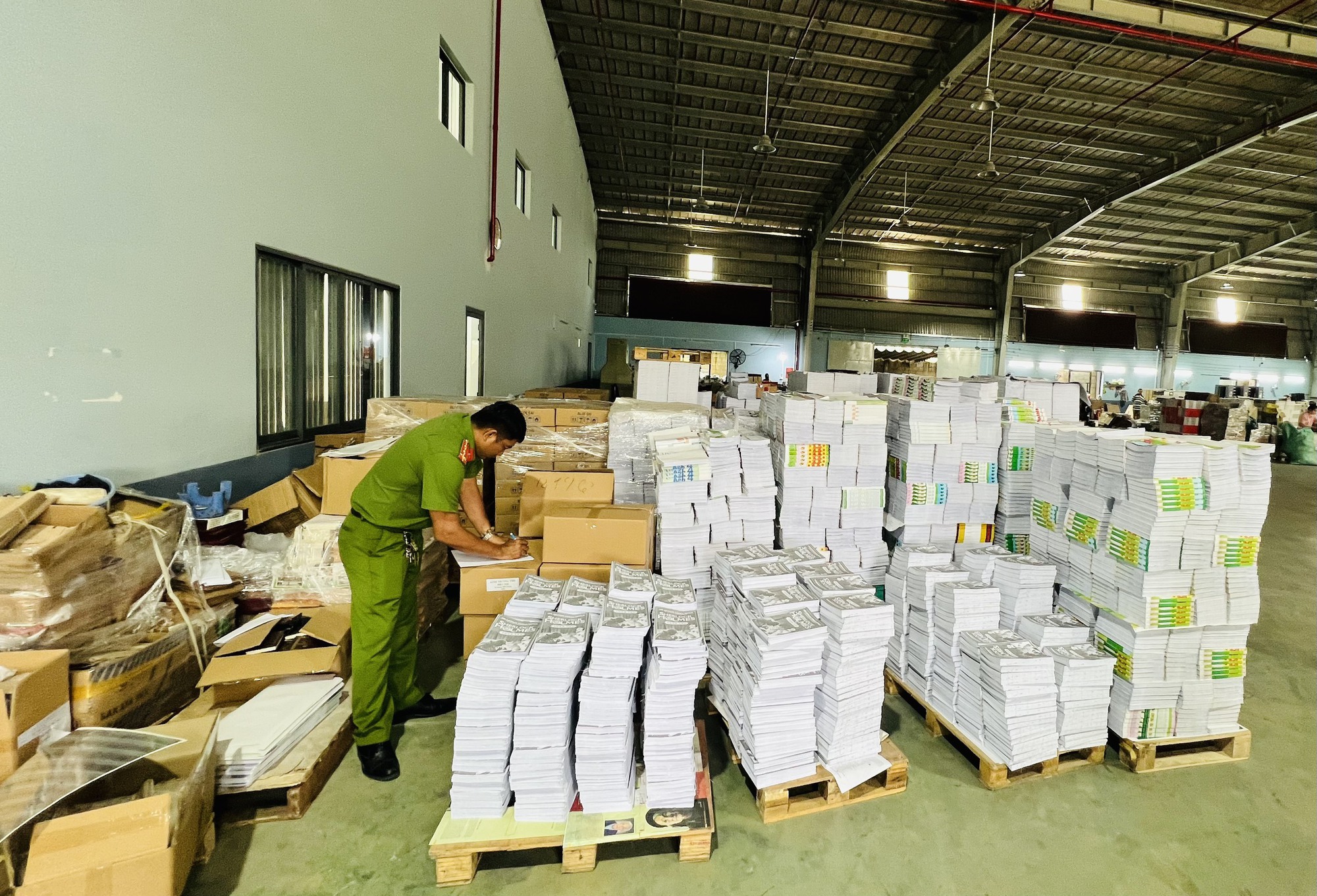 TP.HCM: Bộ Công an phát hiện 2 cơ sở in sách kinh, truyện, lịch &quot;lậu&quot; và vượt quá số lượng cấp phép - Ảnh 1.