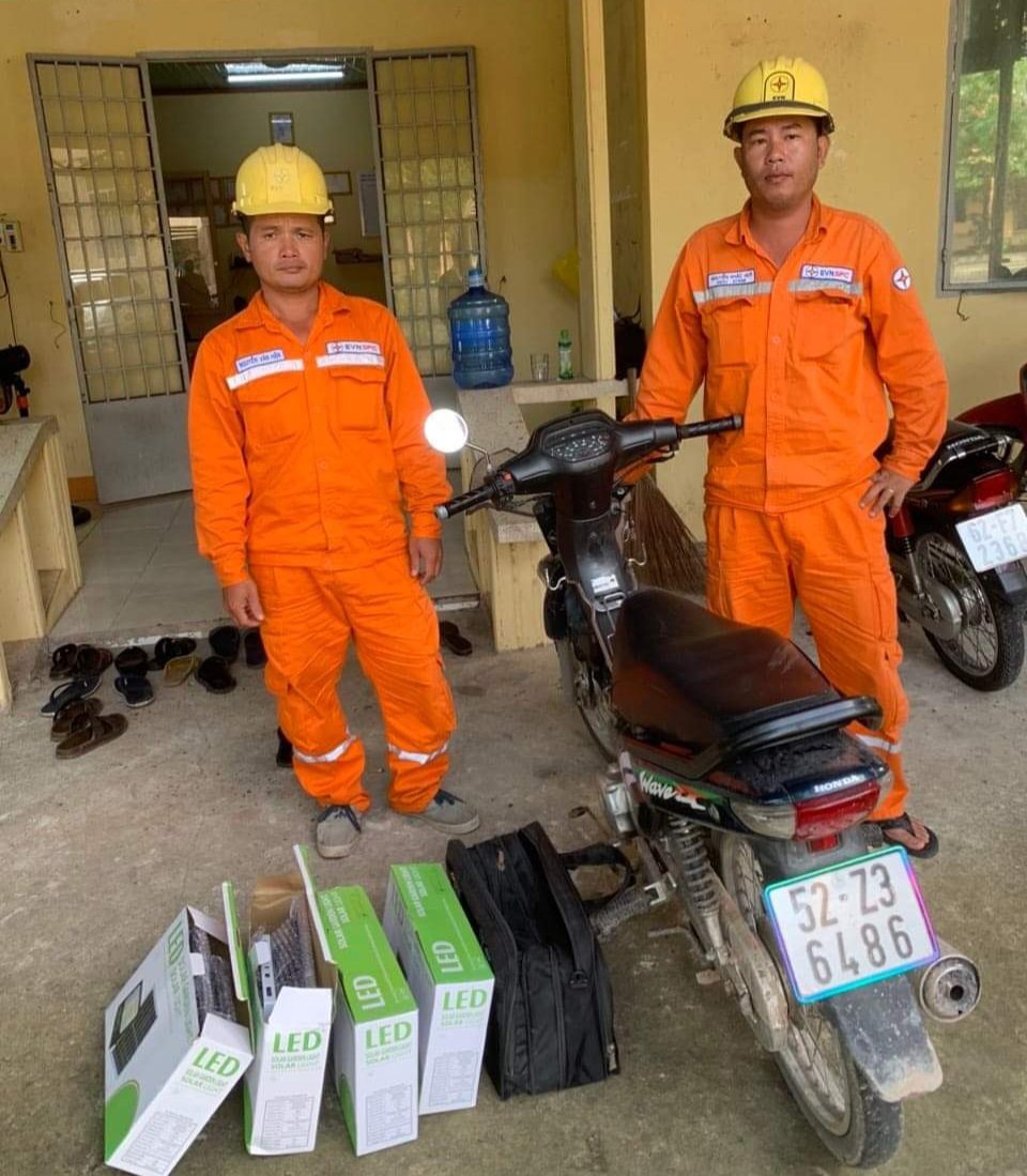 Mạo danh điện lực, lừa bán bóng đèn năng lượng mặt trời kém chất lượng ở Long An - Ảnh 1.