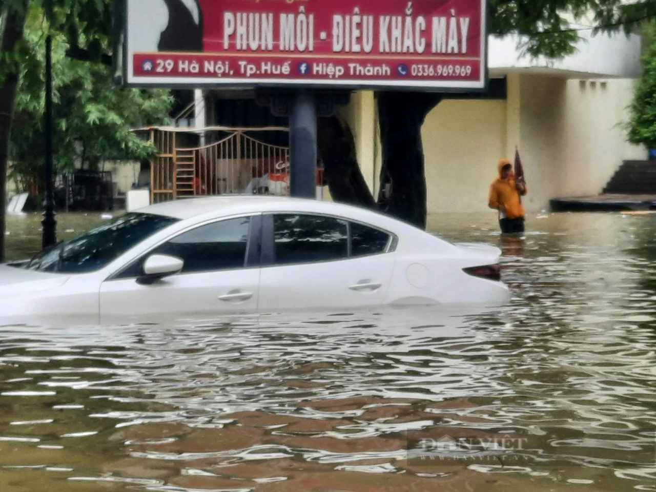 Chùm ảnh: Loạt xe ô tô ở Huế bị ngập lũ, dân đi thuyền trên phố - Ảnh 3.