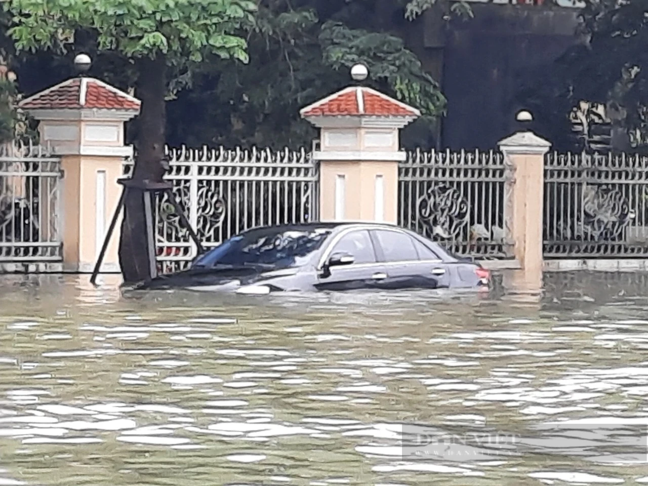 Chùm ảnh: Loạt xe ô tô ở Huế bị ngập lũ, dân đi thuyền trên phố - Ảnh 4.