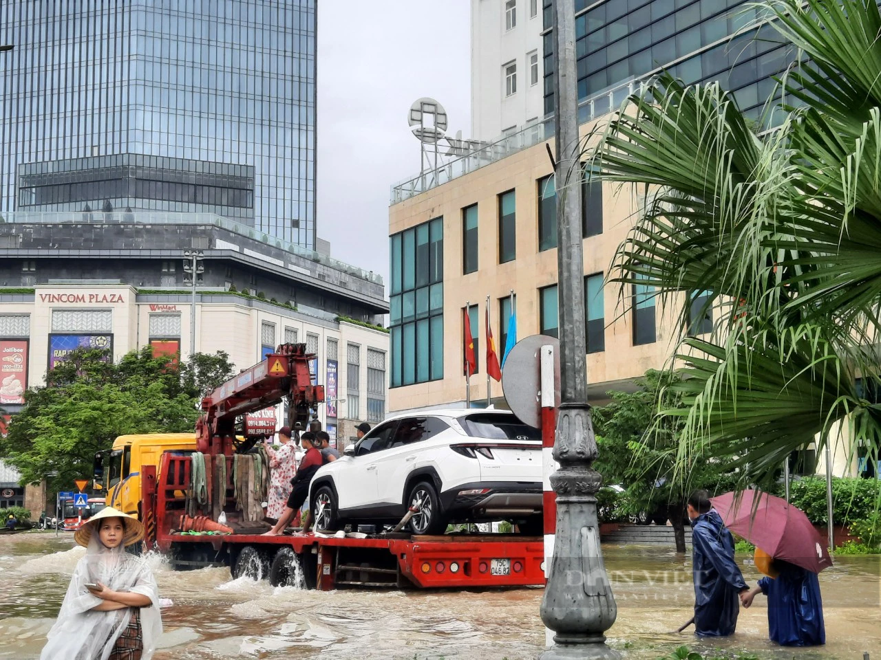Chùm ảnh: Loạt xe ô tô ở Huế bị ngập lũ, dân đi thuyền trên phố - Ảnh 11.
