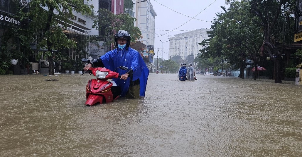 Mưa xối xả kéo dài, đường phố Huế chìm sâu trong lũ  - Ảnh 1.
