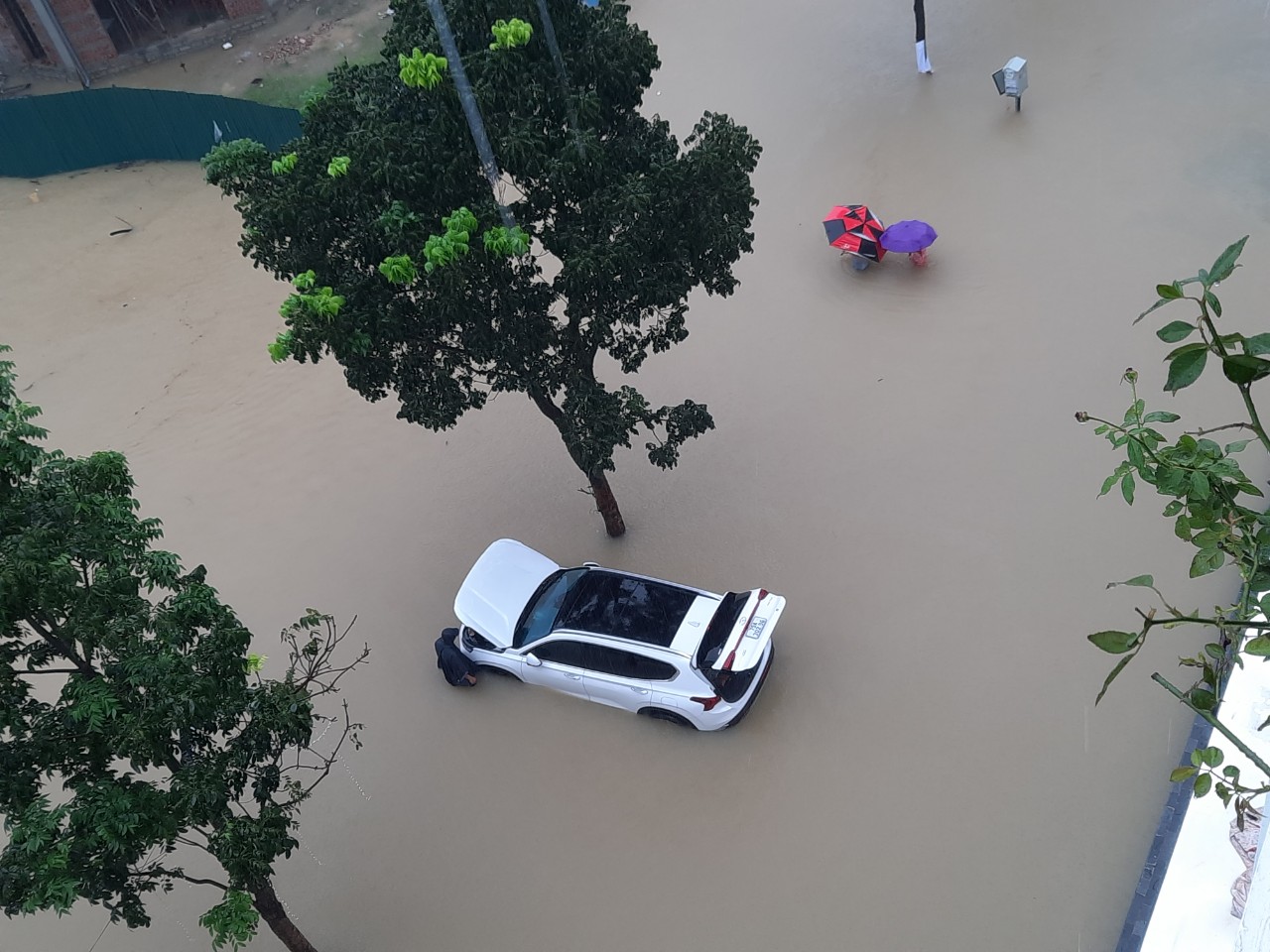  Mưa xối xả kéo dài, đường phố Huế chìm sâu trong lũ  - Ảnh 5.