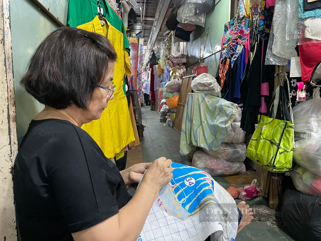 Chợ ế thấy thương, sạp đóng hàng loạt, người bán ngồi chơi cả ngày vì không có khách - Ảnh 3.