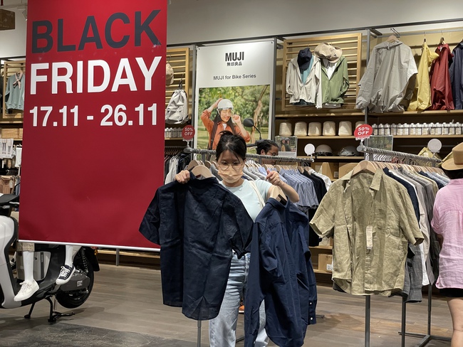 Ồ ạt giảm giá Black Friday sớm, cửa hàng tuyên bố mở cửa tới 12h đêm - Ảnh 3.