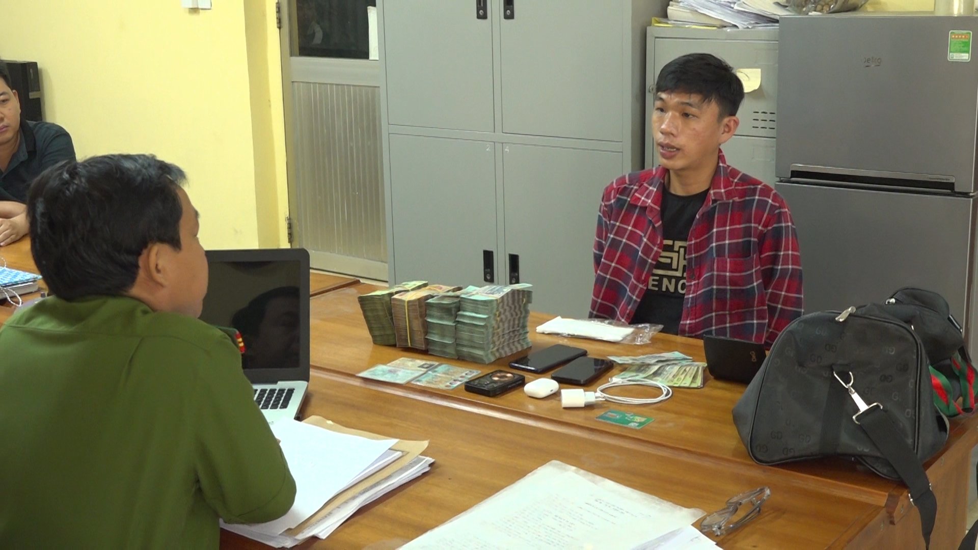 TP.HCM: Băng cầm súng xông vào phòng giao dịch ngân hàng Sacombank cướp 3,8 tỷ đồng bị khởi tố - Ảnh 3.