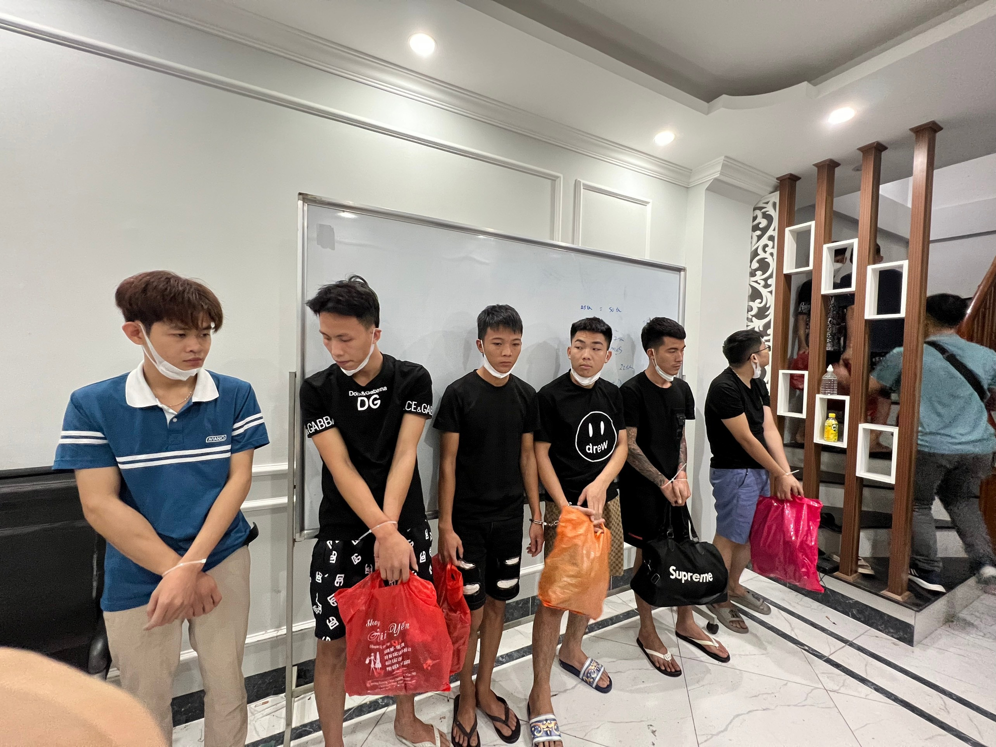 Hà Nội: Nhóm đối tượng mạo danh cơ quan y tế, dùng hàng loạt chiêu trò mới lừa tiền tỷ của người dân - Ảnh 1.
