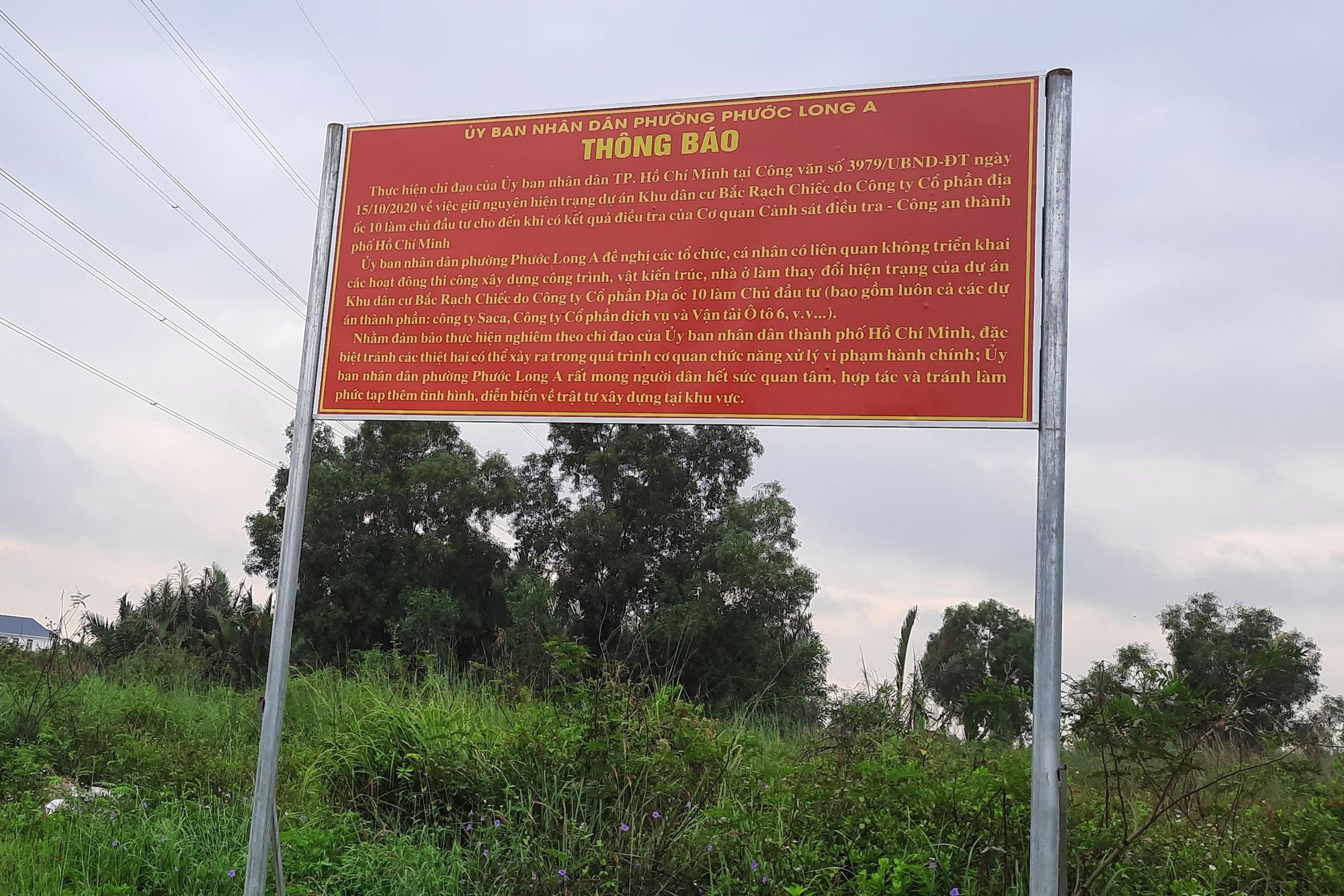 Vụ công trình không phép mọc lên tại KDC Bắc Rạch Chiếc: Thanh tra Sở ra tối hậu thư, sân bóng nhộn nhịp - Ảnh 1.