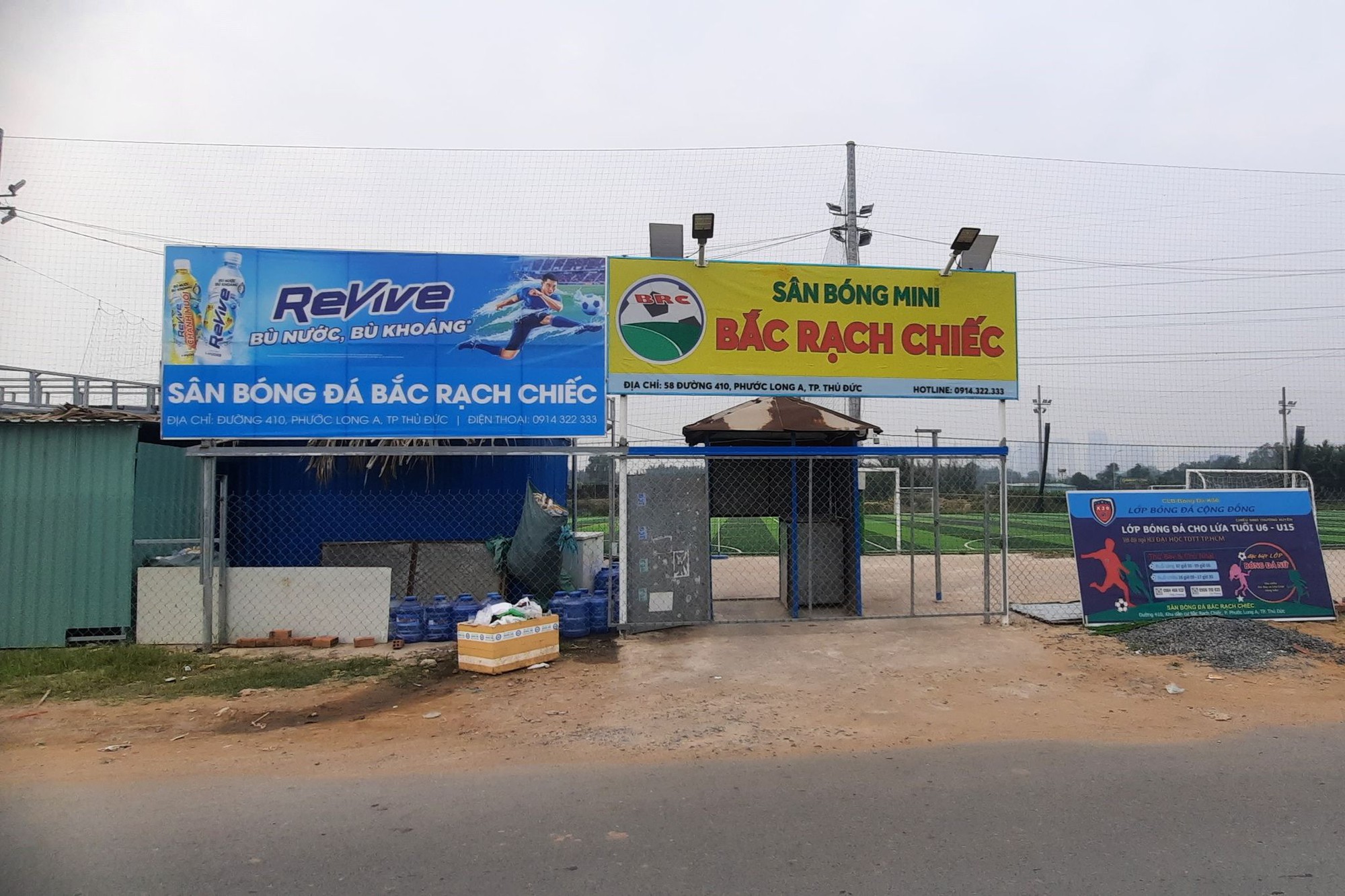 Vụ công trình không phép mọc lên tại KDC Bắc Rạch Chiếc: Thanh tra Sở ra tối hậu thư, sân bóng nhộn nhịp - Ảnh 4.