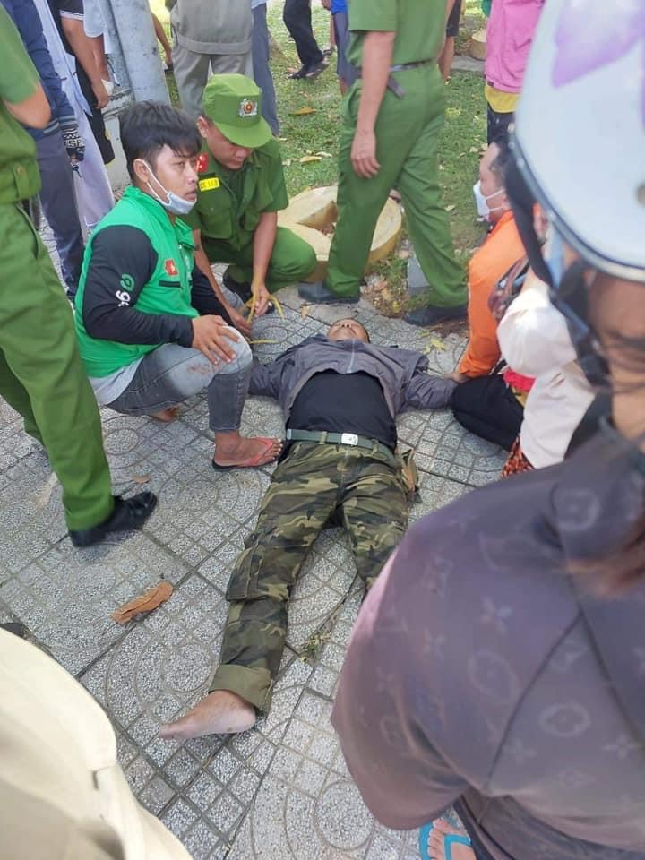 Tài xế mặc áo Grab bị đâm tử vong nghi tranh giành khách: Trong người đối tượng có con dao - Ảnh 1.
