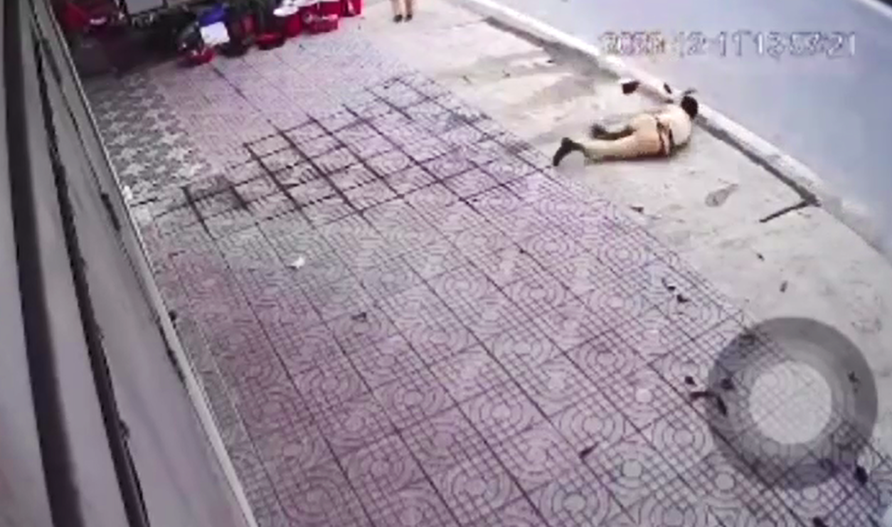 Kiểm tra nồng độ cồn, CSGT bị nam thanh niên lao xe máy vào người - Ảnh 2.