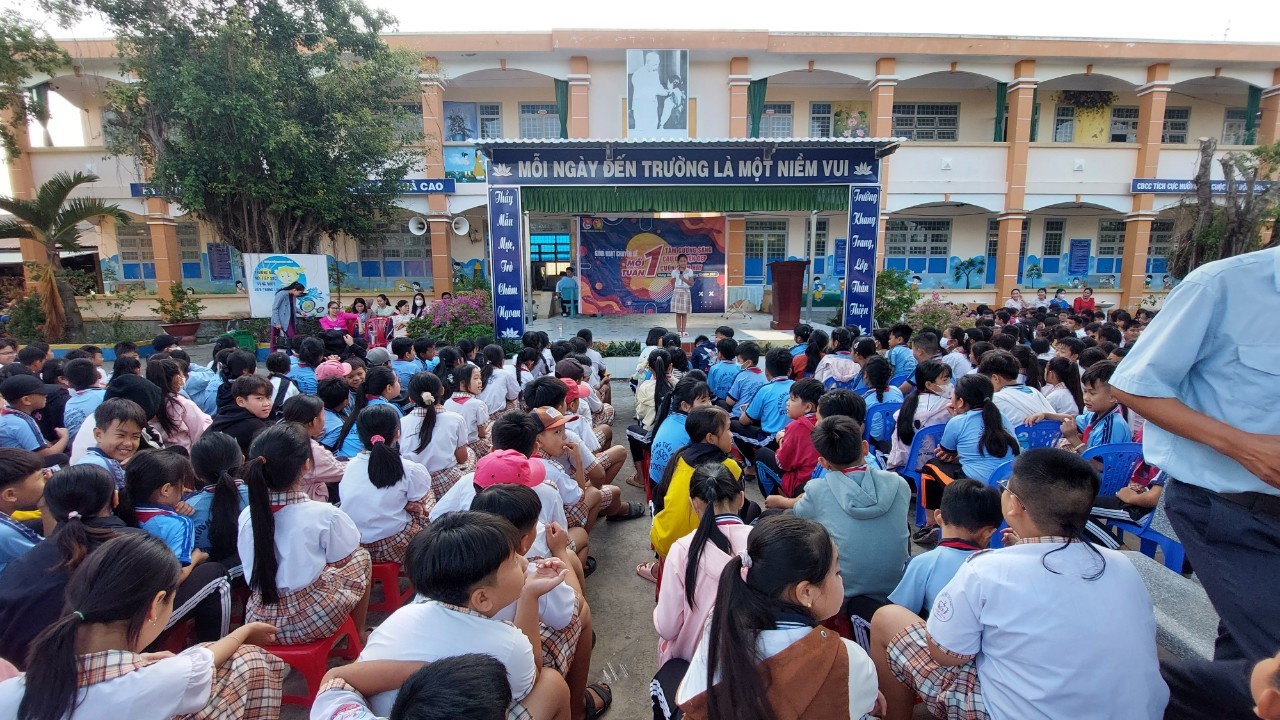 Học sinh lớp 3. gia đình nghèo vùng biên giới không tham tiền rơi ở Long An - Ảnh 1.