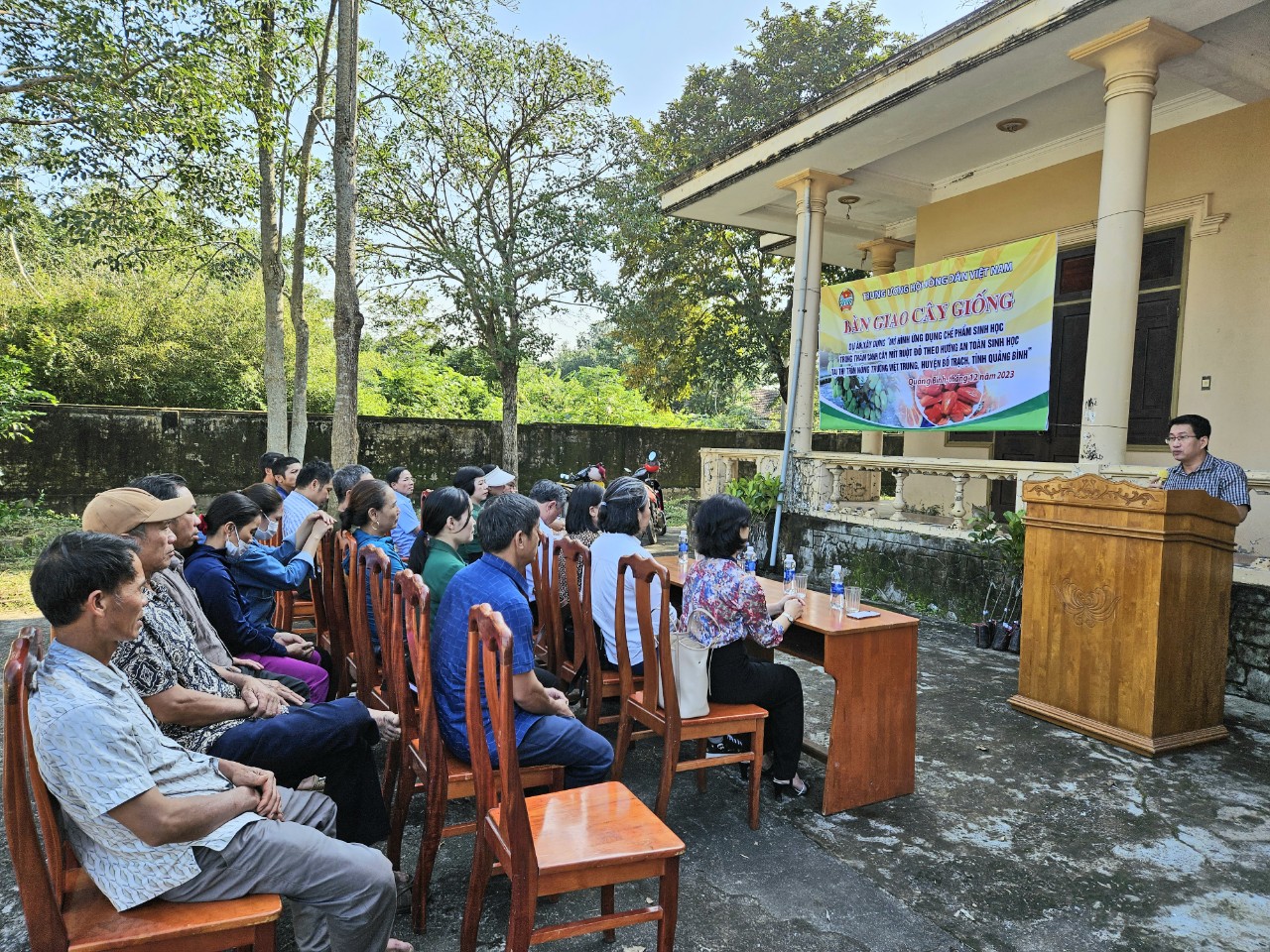 Thâm canh mít ruột đỏ an toàn sinh học, mong sớm “đổi vận” - Ảnh 1.