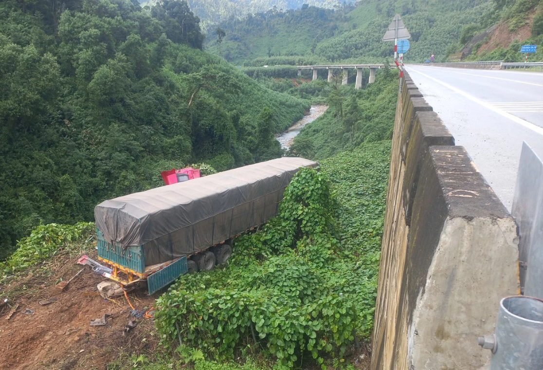 Đâm vào hộ lan, xe đầu kéo rơi xuống taluy âm khiến 2 người bị thương tại tuyến La Sơn - Hòa Liên - Ảnh 1.