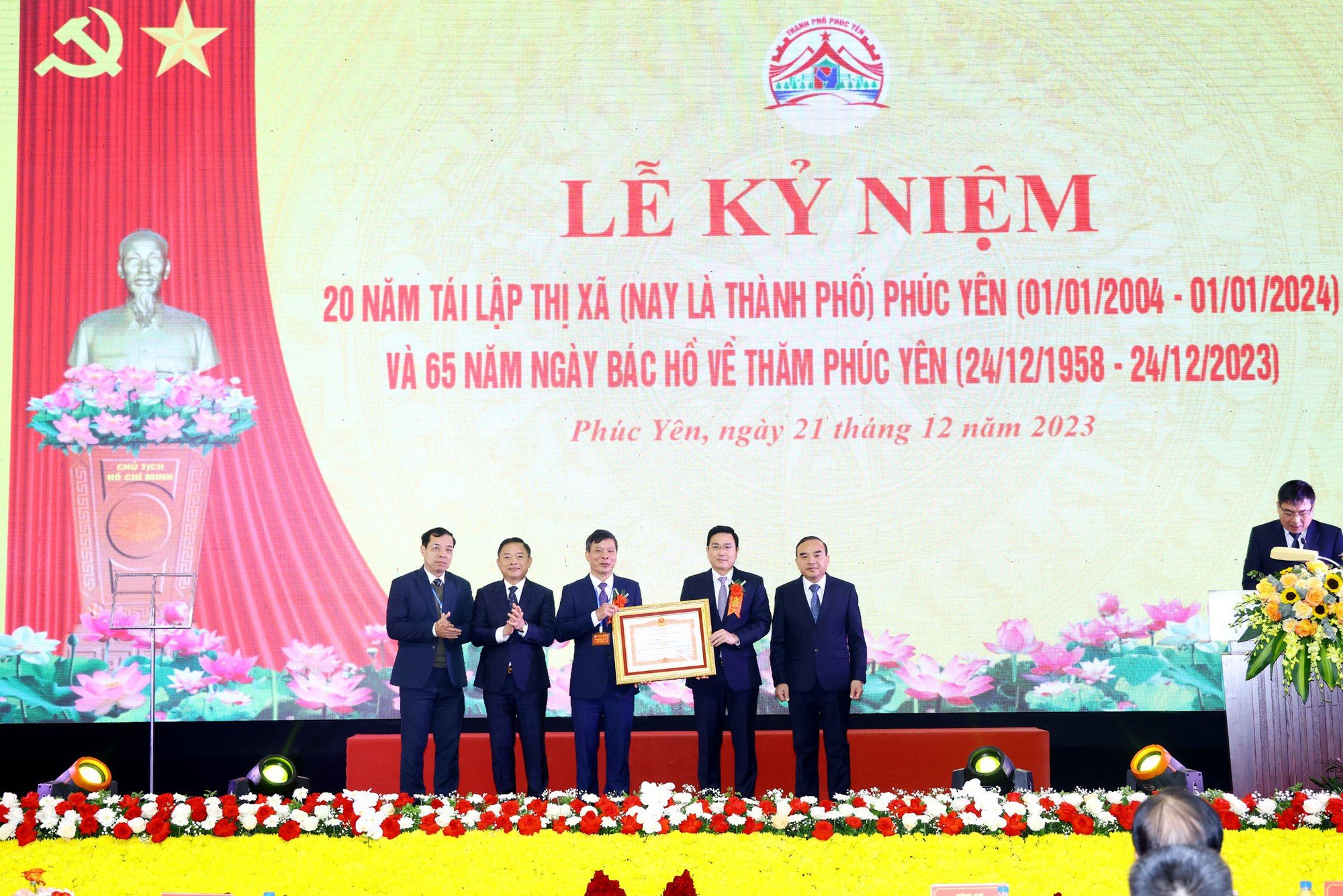 Kỷ niệm 20 năm tái lập thị xã Phúc Yên: “Vững bước trên con đường hội nhập và phát triển"- Ảnh 2.