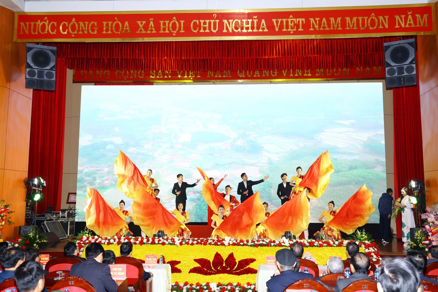 Kỷ niệm 20 năm tái lập thị xã Phúc Yên: “Vững bước trên con đường hội nhập và phát triển"- Ảnh 8.