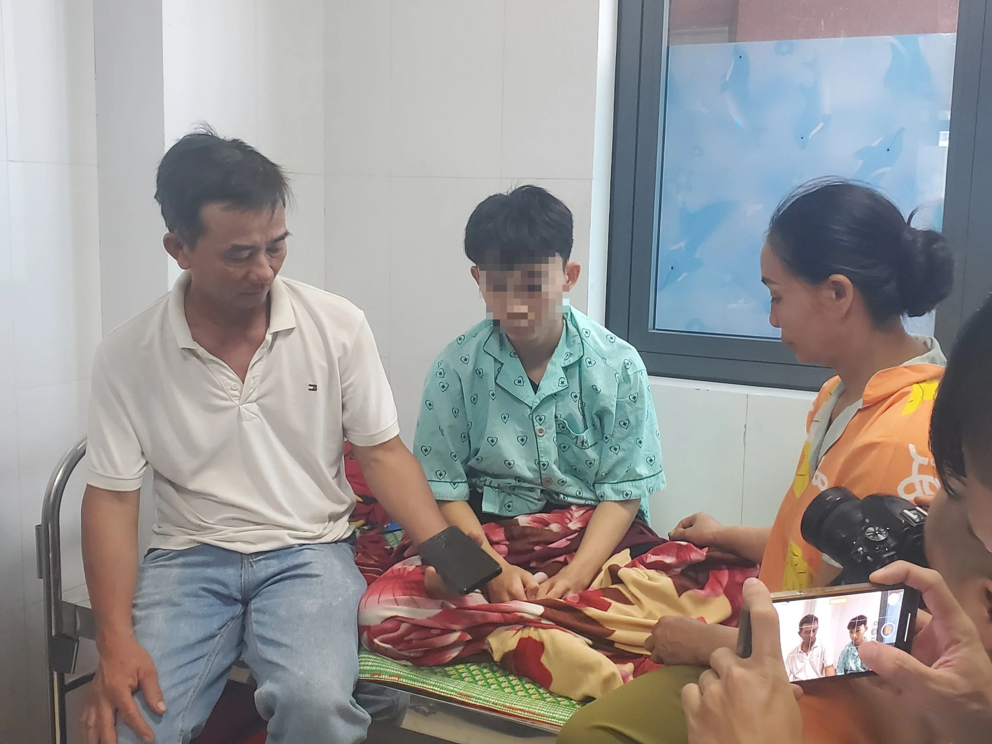 Sau tin nhắn &quot;Giờ muốn gì?&quot;, nam sinh lớp 10 ở Bình Định bị đánh hội đồng đến gãy sống mũi - Ảnh 2.