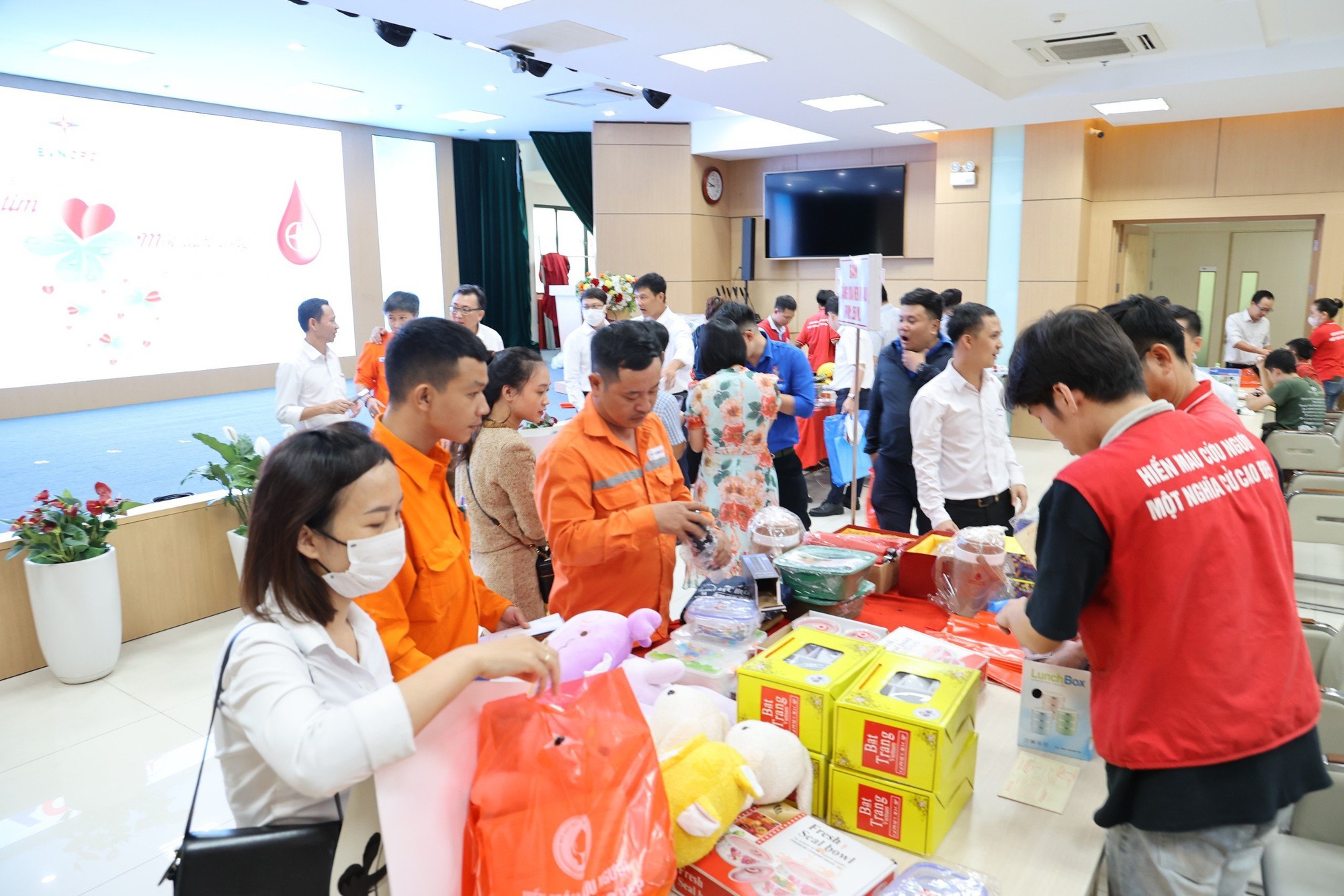 EVNCPC triển khai chương trình Tri ân khách hàng - Ảnh 4.
