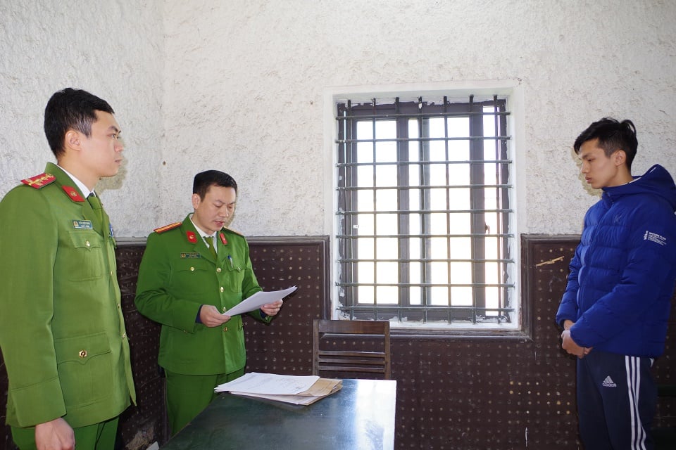 Khởi tố đối tượng lái xe ô tô đâm vào lực lượng cảnh sát giao thông tại Hà Nam - Ảnh 2.