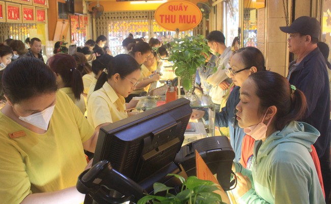 Phó Thống đốc Ngân hàng Nhà nước thông tin &quot;nóng&quot; về giá vàng, hé lộ kịch bản can thiệp giá vàng sắp tới - Ảnh 1.