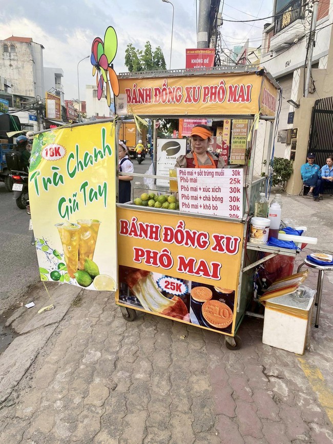 Bánh đồng xu phô mai... hết thời, người bán đua nhau thanh lý máy đổi sang kinh doanh món mới - Ảnh 1.