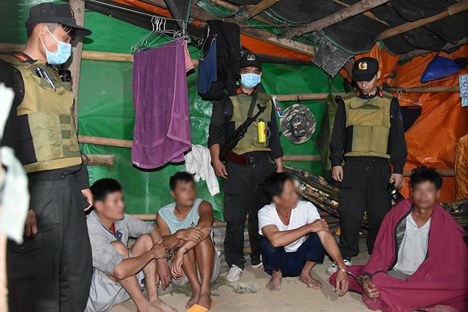 Nửa đêm hàng trăm chiến sỹ Công an vây bắt nhóm người khai thác vàng trái phép trong rừng sâu  - Ảnh 1.