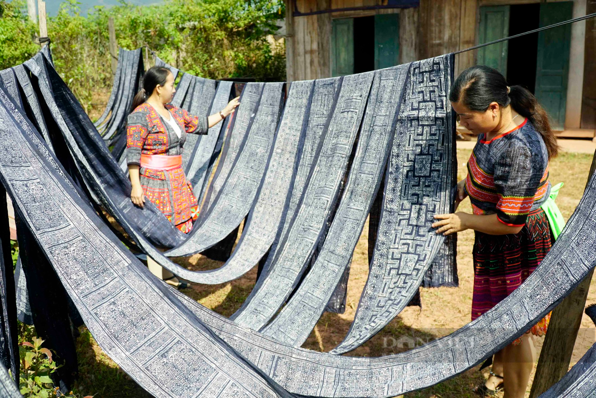 Bảo tồn và phát huy nghề thêu may trang phục thổ cẩm của người Mông ở Nậm Pồ   - Ảnh 1.