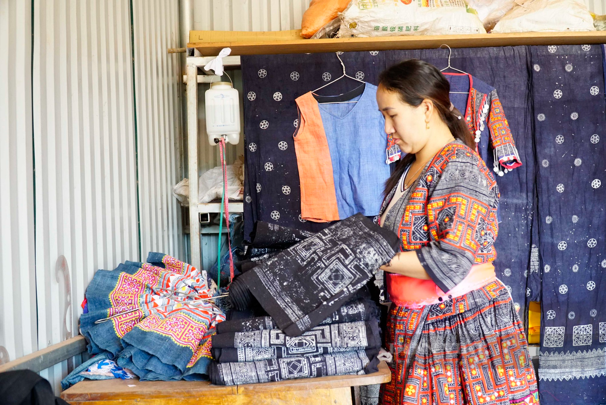 Bảo tồn và phát huy nghề thêu may trang phục thổ cẩm của người Mông ở Nậm Pồ   - Ảnh 4.