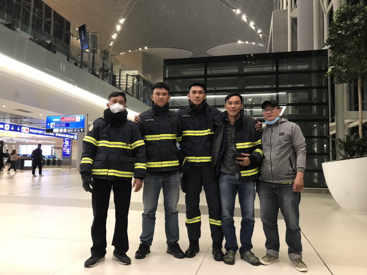 Năm chiến sĩ thuộc Công an TP.HCM đã đáp thành phố Kahramanmaraş hỗ trợ công tác cứu hộ - Ảnh 1.