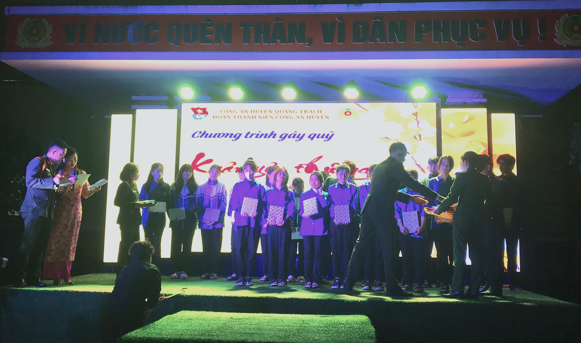 Công an huyện Quảng Trạch (Quảng Bình) cùng mạnh thường quân hỗ trợ gần 100 triệu đồng cho học sinh khó khăn - Ảnh 3.