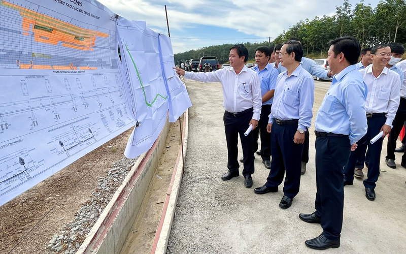 UBND tỉnh Bình Dương khảo sát tiến độ xây dựng đường tạo lực Bắc Tân Uyên - Phú Giáo - Bàu Bàng trên địa bàn huyện Phú Giáo. Ảnh: T.L