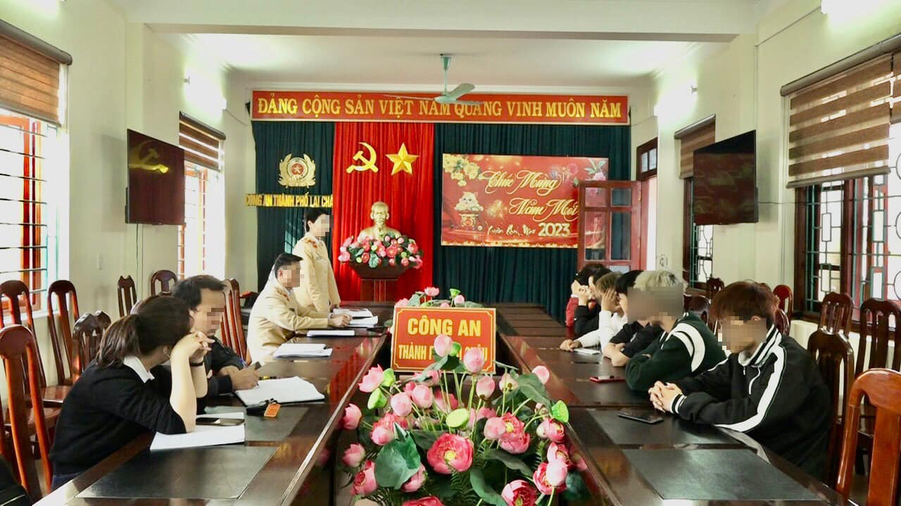 Lai Châu: Quay clip “bốc đầu” xe máy lên mạng xã hội, nhóm thanh niên bị triệu tập - Ảnh 2.