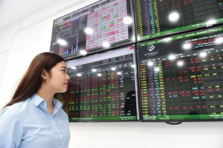 Ồ ạt bán tháo 15 phút cuối phiên, VN-Index lao dốc gần 28 điểm - Ảnh 1.