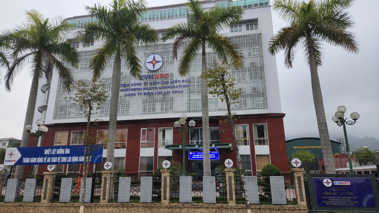 Hàng loạt cán bộ, công nhân viên Công ty Điện lực Lai Châu thôi việc, vì sao? - Ảnh 2. Hàng loạt cán bộ, công nhân viên Công ty Điện lực Lai Châu thôi việc, vì sao? - Ảnh 2.