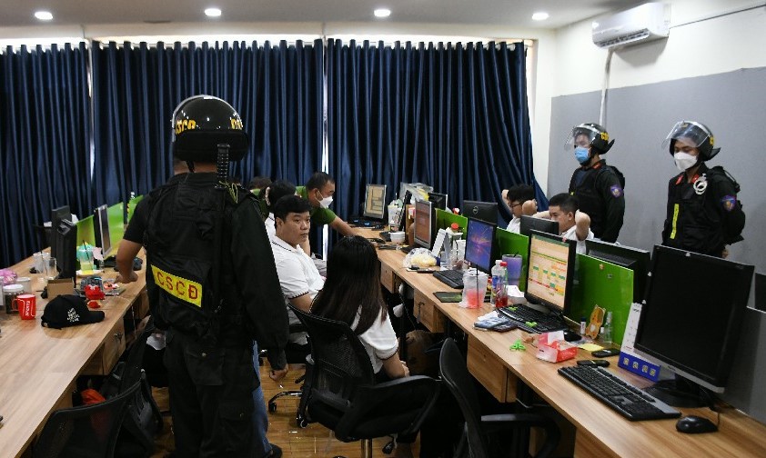 Tiền Giang: Chủ tịch UBND khen thưởng đột xuất nhiều tập thể, cá nhân phá án đòi nợ thuê - Ảnh 1.