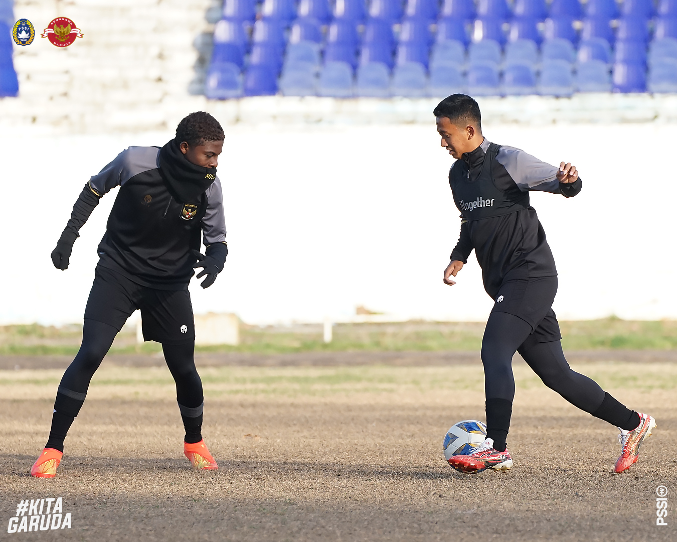HLV Shin Tae-yong nổi giận vì U20 Indonesia phải tập trên sân... tệ hại - Ảnh 1.
