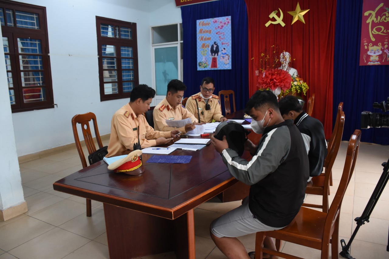 Xử phạt hơn 70 trường hợp đi xe máy vi phạm giao thông trên đèo Hải Vân - Ảnh 2.
