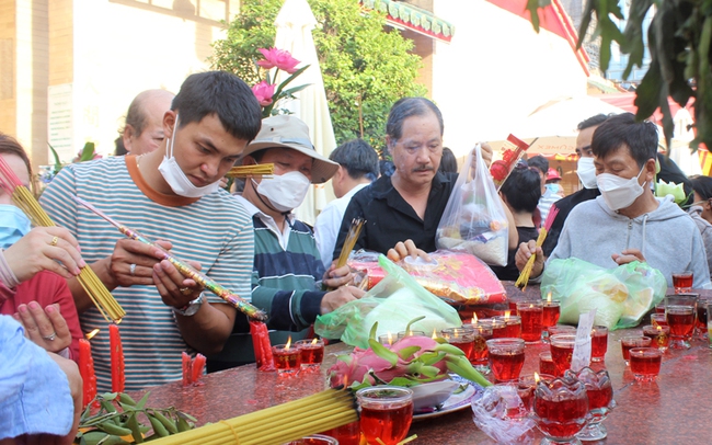 Lễ hội miếu Bà Bình Dương đón hàng ngàn người cung nghinh thánh giá Thiên Hậu Thánh Mẫu - Ảnh 2.