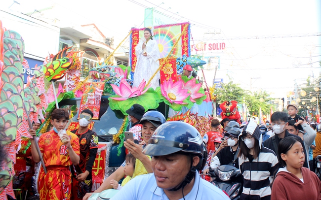 Lễ hội miếu Bà Bình Dương đón hàng ngàn người cung nghinh thánh giá Thiên Hậu Thánh Mẫu - Ảnh 5.