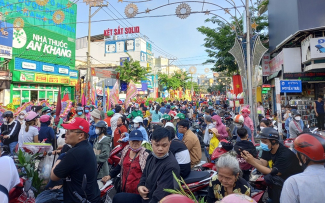 Lễ hội miếu Bà Bình Dương đón hàng ngàn người cung nghinh thánh giá Thiên Hậu Thánh Mẫu - Ảnh 8.