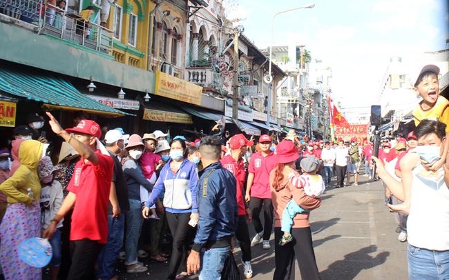 Lễ hội miếu Bà Bình Dương đón hàng ngàn người cung nghinh thánh giá Thiên Hậu Thánh Mẫu - Ảnh 9.