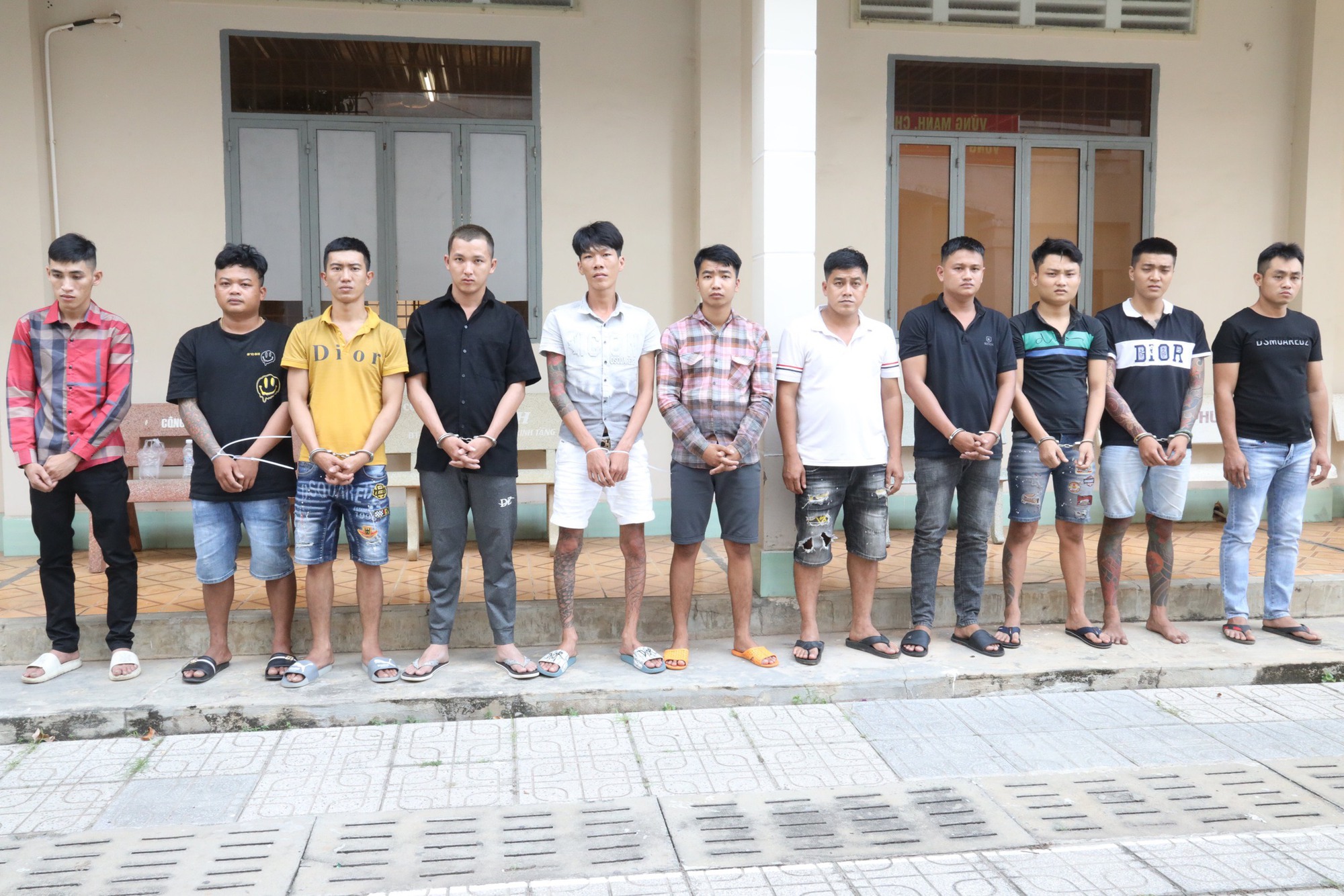 Bắt nhóm đối tượng cầm súng điện, bình xịt hơi cay tấn công con nợ để đòi tiền - Ảnh 1.